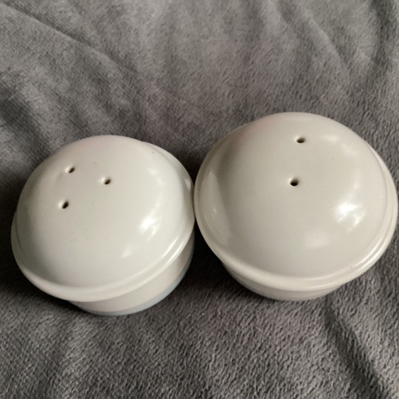 VINTAGE SALT AND PEPPER SHAKERS - Picture 3 of 6